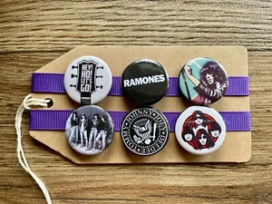 Ramones, Punk Rock Band, Blitzkrieg Bop, Hey Ho Let's Go - Button Pin Badge Set - Foto 1 di 3