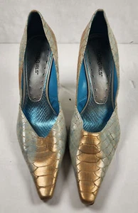 Tacones BCBGirls azul y plateado con patrón de reptil metálico talla 7B - Imagen 1 de 3