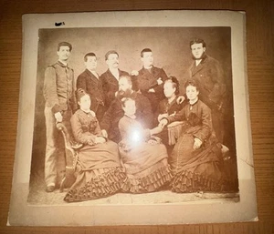 Vintage Schwarz-Weiß Familienfoto um 1800 bis Anfang 1900 - Bild 1 von 10