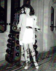 Elizabeth Sladen Hand signed photo - Picture 1 of 2
