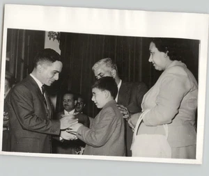 KING HUSSEIN of Jordan Presented with Silver Dish AMMAN Vintage 1959 Press Photo - Picture 1 of 2