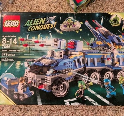 LEGO Space: Earth Defense Hq (7066) 100% Complete W/ Instructions Sealed - Image 1 of 4