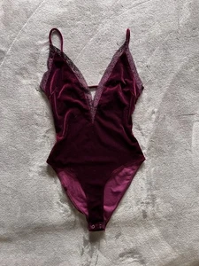 Body canotta FOREVER 21 vintage velluto vino pizzo collo a tuffo pezzo unico taglia S - Foto 1 di 6