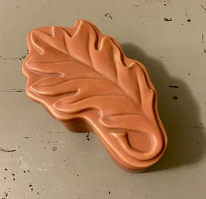 Midwest of Cannon Falls Keramik Eichenblatt geformt Andenken/Schmuckkästchen 6 1/2 in L - Bild 1 von 6