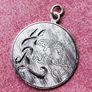 Dije de plata esterlina vintage corte diamante feliz cumpleaños disco R L Griffith PN1 - Imagen 1 de 14