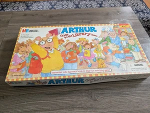 Gioco vintage Arthur va in biblioteca 100% COMPLETO Milton Bradley 1996 libri per bambini - Foto 1 di 4