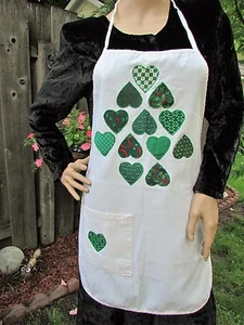 Weiße volle Schürze mit Herzen aus roten und grünen Weihnachtsdrucken USA - Bild 1 von 5