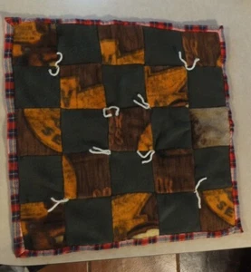 17" QUADRATISCHER FLANELLBLOCK GARN GEBUNDEN QUILT FÜR PUPPE KATZE TISCH MITTE HANDGEFERTIGT - Bild 1 von 4