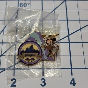 Disneyland 1955-1999 44 años Mickey Conquering Matterhorn Mountain Pinback de colección - Imagen 1 de 4