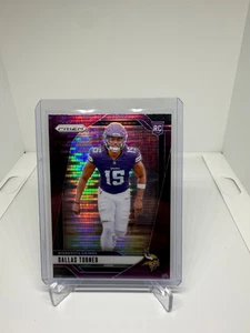 Prizm Football 2024 Dallas Turner Viola Pulsar RC #324 Vikings - Foto 1 di 2