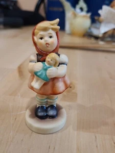 HUMMEL GOEBEL FIGURINE GIRL WITH DOLL 239B  TMK 6 Made in Germany G243 QQ - Imagen 1 de 6
