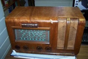 ANTIQUE RCA VICTOR RADIO MODEL A22 FROM 1939 , CANADIAN SET MONTREAL - Picture 1 of 9