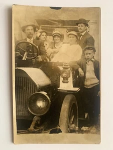 Foto reale RPPC foto d'epoca auto famiglia souvenir foto - Foto 1 di 2