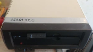 Unidad de disco Atari 1050 (+ fuente de alimentación y SIO) estado de funcionamiento 130 600 800 XL XE - Imagen 1 de 6