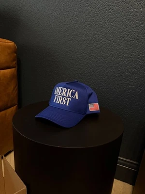 Sombrero azul bordado America First Foto 1 de 2
