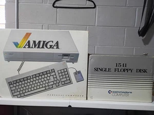 Commodore Amiga 1000 Computer W/ Floppy Disk Powers On-Not Tested As Is For Part - Afbeelding 1 van 7