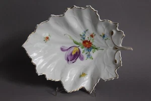 Höchst große Blattschale Schale Ahornblatt mit Goldrand Blumendekor L 22,5 cm - Picture 1 of 9