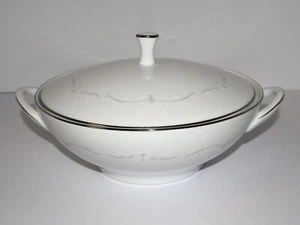 Noritake Whitebrook 6441 runde bedeckt Gemüse Servierschüssel - Made in Japan - Bild 1 von 6