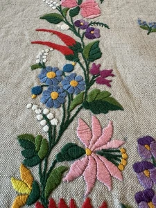 Vintage ungarische Kalocsa handbestickte Blumen Tischdecke Leinen 53x65 Jakobsmuschel - Bild 1 von 24