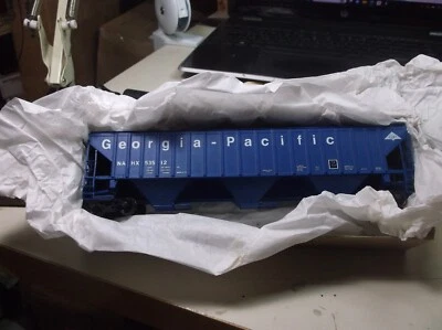 HO Three Bay Covered Hopper Car Georgia-Pacific 53512 Accurail O/B  2 - Image 1 of 4