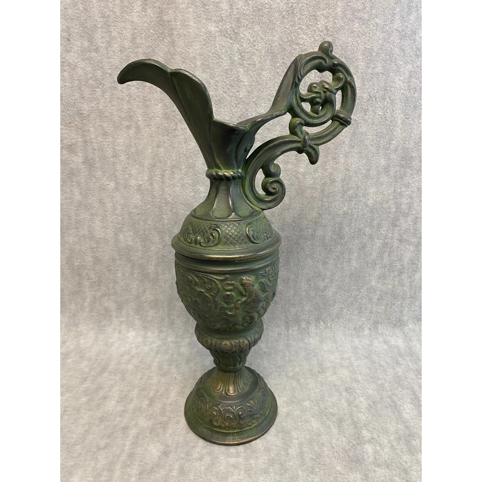 Jarrón decorativo jarra de metal vintage ornamentado con figuras en relieve oro verde Foto 1 de 4
