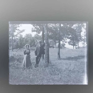 Antike Glasplatte Negativ Mann und Frau stehend Bowler Haube im Feld 4 x 5 - Bild 1 von 3