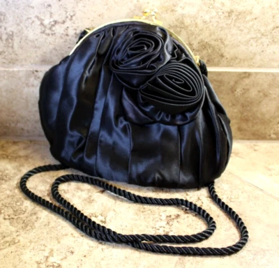 Bolso de Noche Pequeño Liz Claiborne Vintage Negro Satinado Rosas Foto 1 de 4