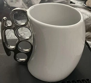 Taza de té de café coleccionable "Knockout" Fred, nudillos plateados de latón 2009 rara - Imagen 1 de 6