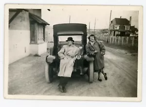 PHOTO SNAPSHOT amateur, un couple devant une voiture ancienne old car - Picture 1 of 2