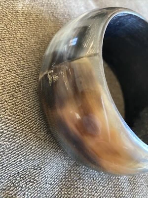 Brazalete Brazalete AMPLIO Imitación Cuerno Marrón 3.5” Diámetro Exterior Usado Foto 1 de 4