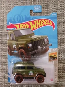 Hot Wheels #32 Baja Blazers 4/10 LAND ROVER DEFENDER 90 verde con ruote marroni - Foto 1 di 17