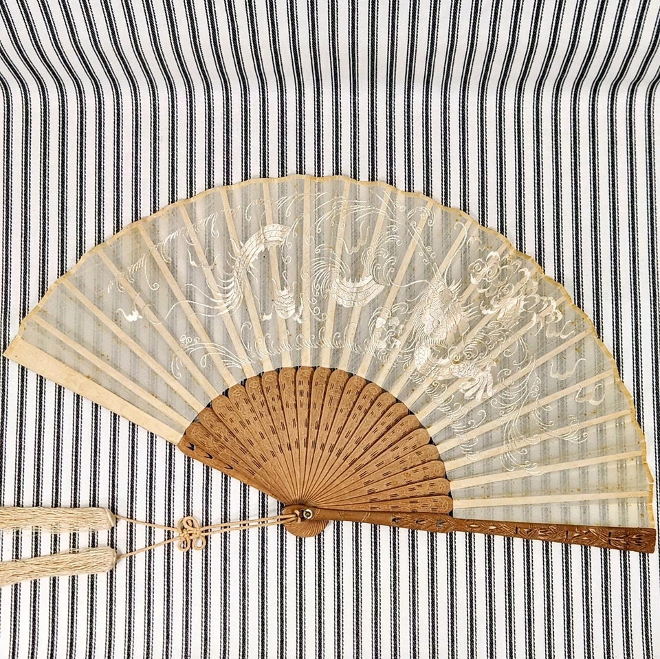 Antiguo abanico plegable, bordado de seda "Emperadors White Dragon" - Japón (c. Segunda Guerra Mundial) Foto 1 de 4