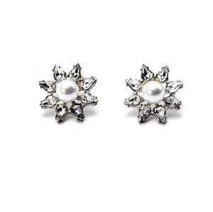NUEVOS Pendientes de Perla de Estrás Blanco Transparente Urban Anthropologie Kacela - Imagen 1 de 3