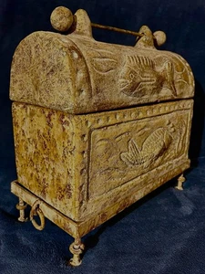 Ataúd relicario de terracota con tapa sobre base de hierro forjado •13”x13”x6” •14,3 libras - Imagen 1 de 22