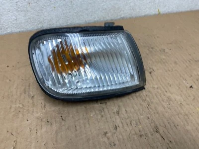 Nissan Máxima 1997-1999 pasajero derecho esquina derecha intermitente OEM N1366 DW Foto 1 de 4