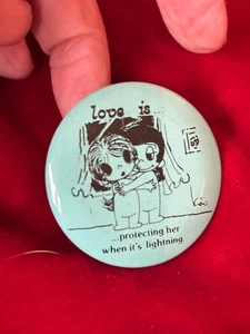 Love Is Protecting Her When It's Lightening Comic Kim Casali Vintage Pinback Button - Bild 1 von 3