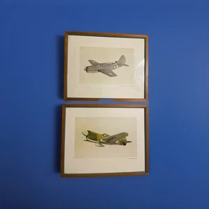 Stampe incorniciate di 2 aerei da combattimento seconda guerra mondiale US Navy e US Army vintage 13x10,5" - Foto 1 di 7