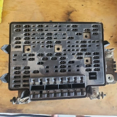 15328806-05 GMC 2000 2001 2002 Sierra Fuse Box Engine Bay 1500 2500 2500 OEM I84 - Image 1 of 2