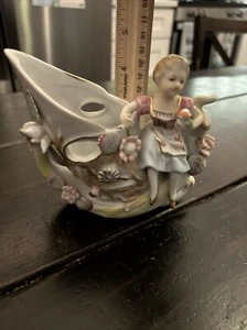 Estatuilla de porcelana de 5" Royal Japan cisne y niña - Imagen 1 de 6