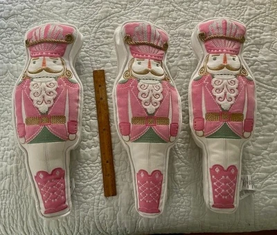 TRES (3) ALMOHADA DE NAVIDAD ROSA CON FORMA DE CASCANUECES DE CERÁMICA GRANERO LOVE SHACK Foto 1 de 4