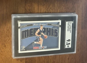 2022-23 Panini Hoops Jake Laravia Welcome to Memphis SGC 9.5 - Bild 1 von 3