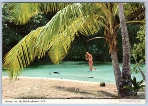 1973 Belleza en la playa bikini chica Jamaica Sexy Risque 4x6" postal - Imagen 1 de 2