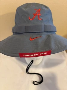 CAPPELLO NIKE JUST DO IT DRI-FIT GRIGIO MAREA CREMISI MEDIO/GRANDE SECCHIELLO - Foto 1 di 11