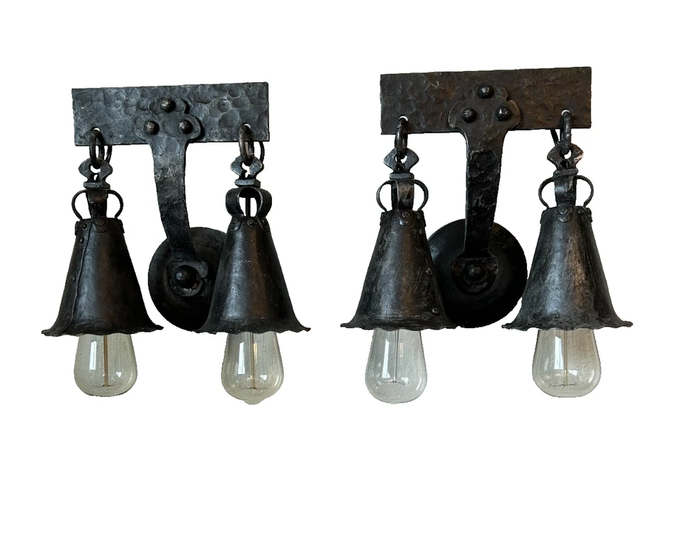 一对1920 - 1930年代锤击铁工艺美术哥特式壁炉 — 第 1/4 张图片