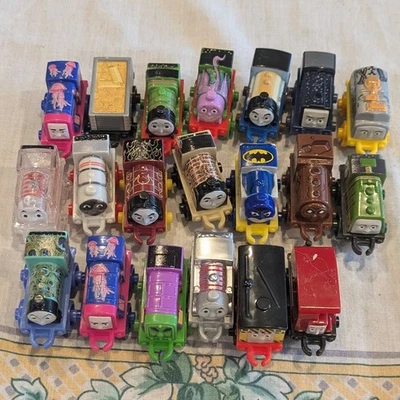 Thomas El Tanque Motor Tren Y Amigos Mini Micro Miniatura Trenes Lote De 20 Foto 1 de 2