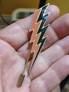 Prendedor vintage de los años 70/80 esmaltado relámpago rosa negro punk solapa retro - Imagen 1 de 5