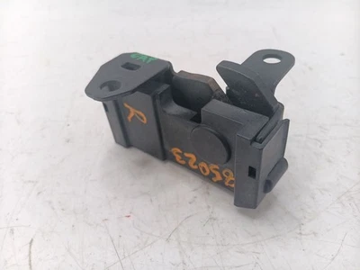 Cierre capó lado derecho pasajero 2012 2013 2014 Mercedes Benz C250 C350 Foto 1 de 4