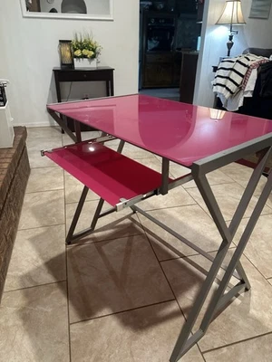 Escritorio de cristal rosa Foto 1 de 3