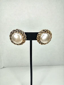 Vintage Clip On Earrings Gold Tone Round Faux Pearl Braided Rope Scratch Chip - Bild 1 von 11