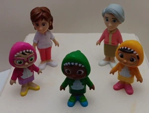 Cocomelon Baby Sharks, Mom and Grandma figures set of 5 - Picture 1 of 14
